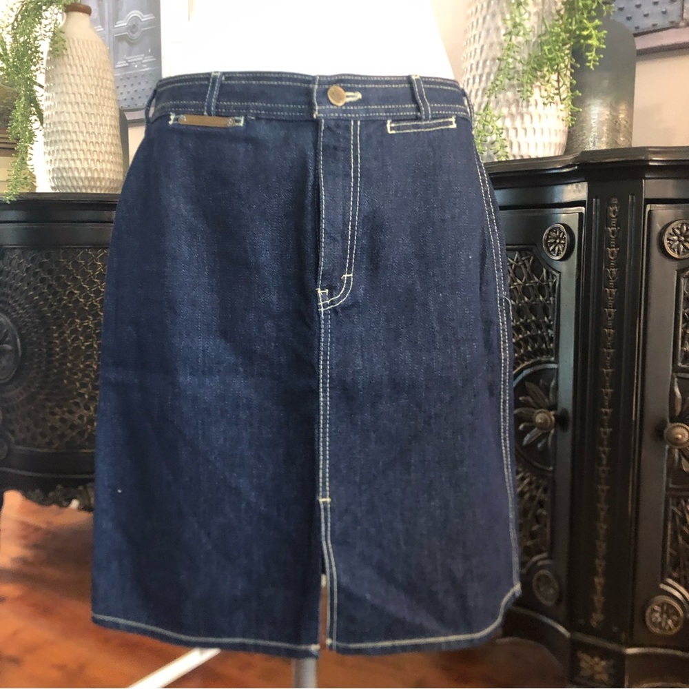 Vintage Vidal Sassoon Dark denim skirt  size 11  
2 front & 2 back pockets